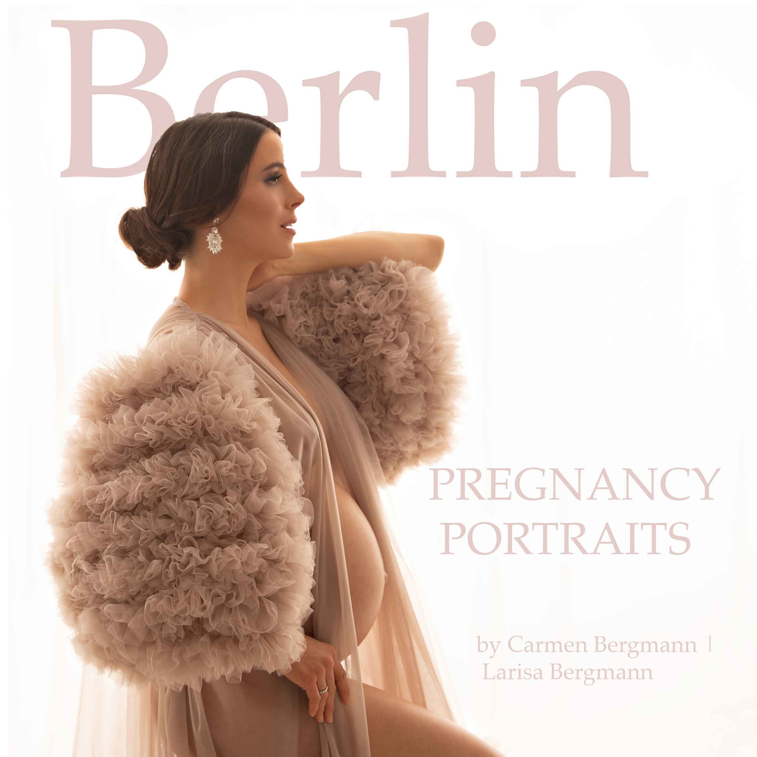 Schwangere Frau mit schoenem Kleid Fotoshooting im Studio in Berlin