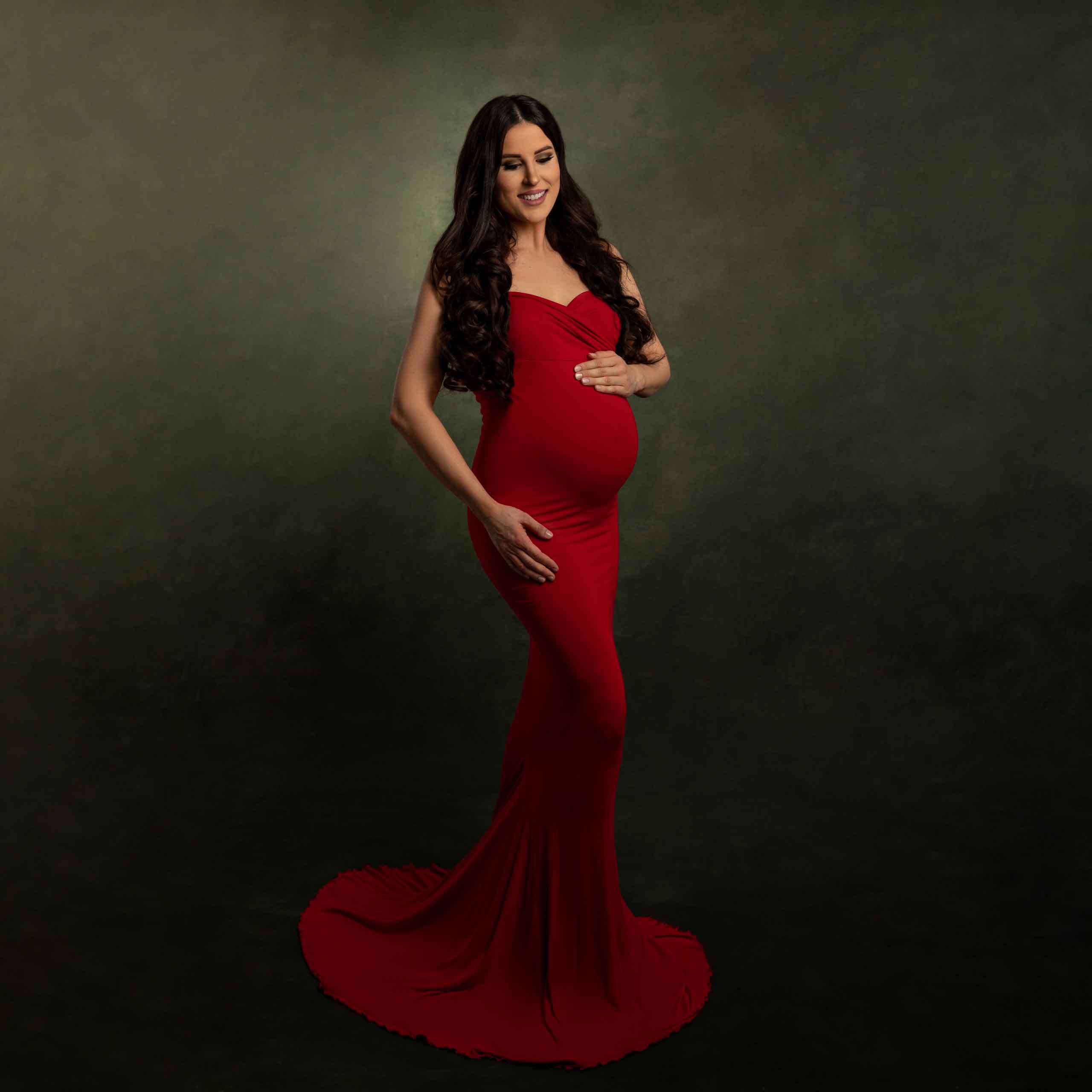 schwangere frau im roten kleid