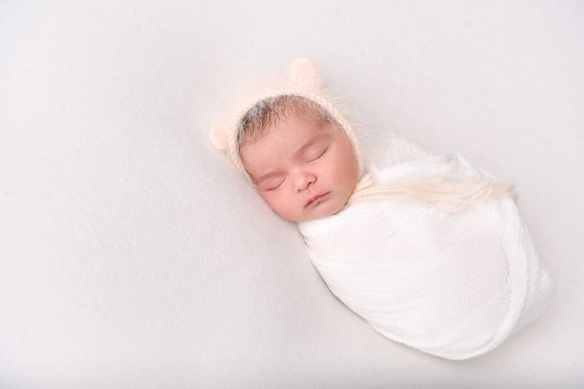 Neugeborenes-Fotoshooting-Berlin-Baby-mit-flauschiger-Muetze