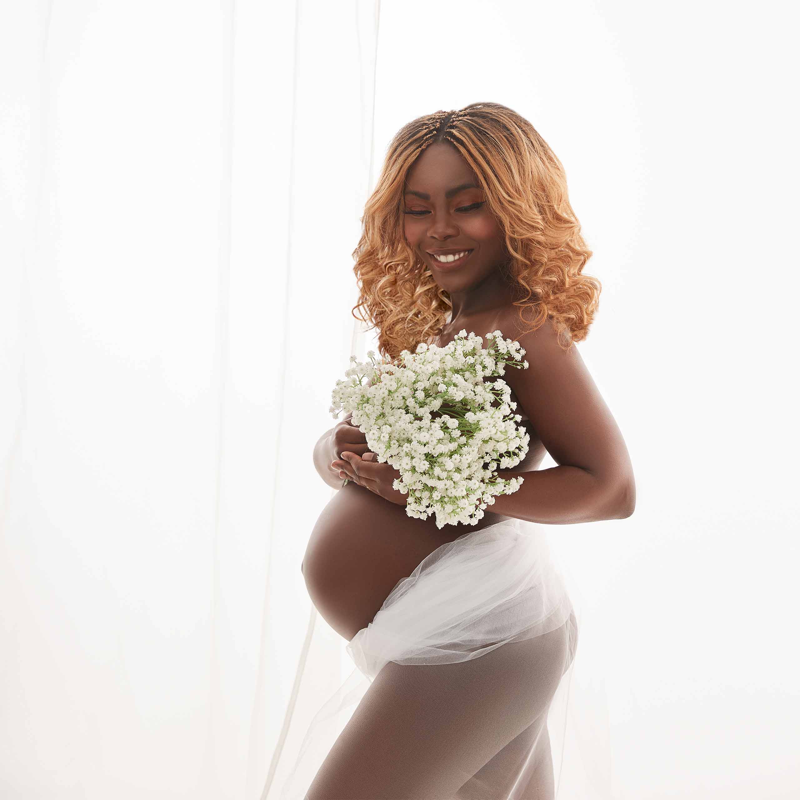 Schwangere-Fotoshooting-elegante-Schwangerschaftsfotos