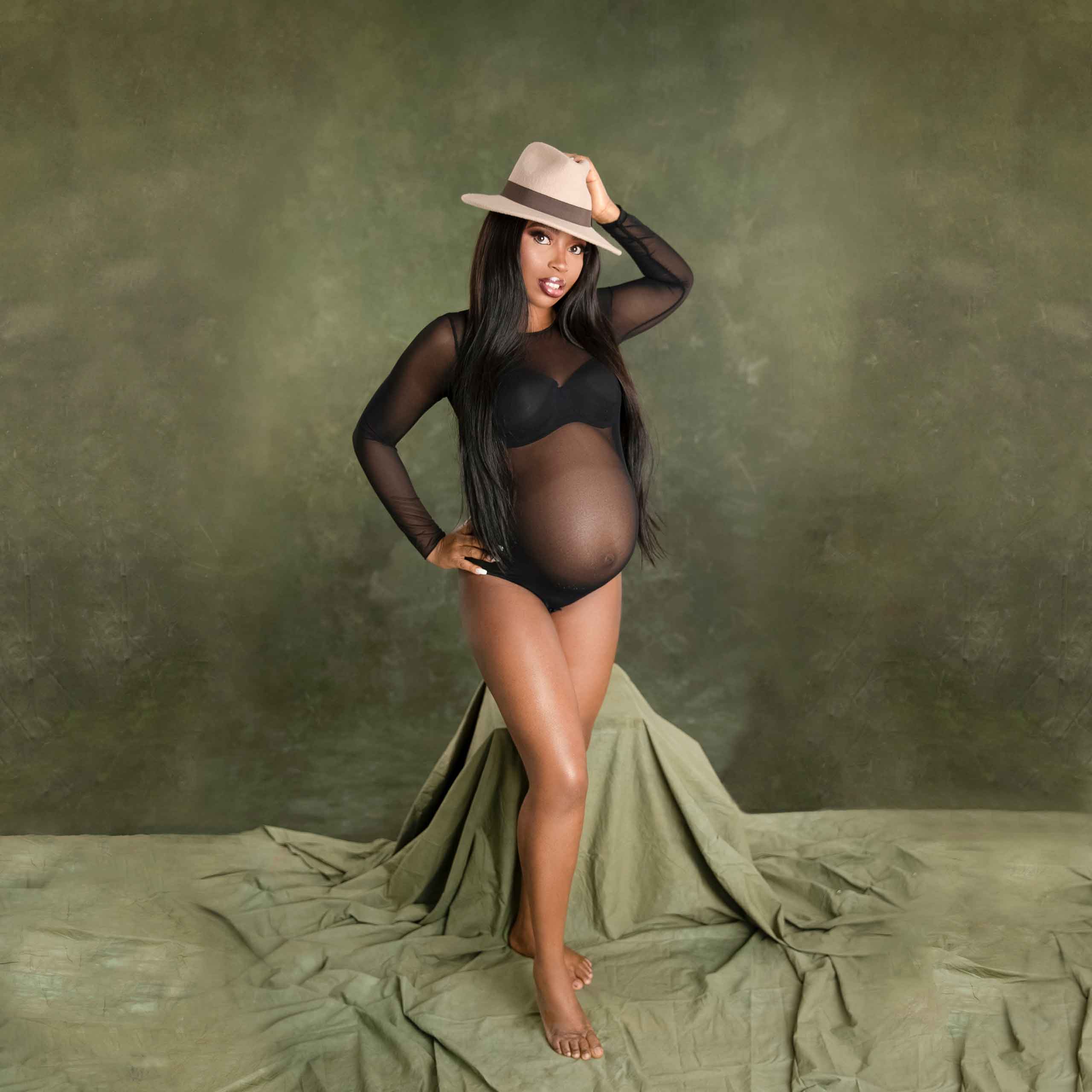 Schwangerschaft-Fotoshooting-Berlin-schwangere-Frau-mit-schwarzem-Bodysuit-und-Hut